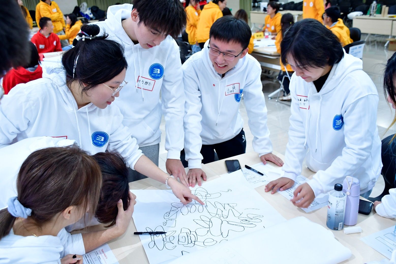 一群人正在聊天描述已自动生成