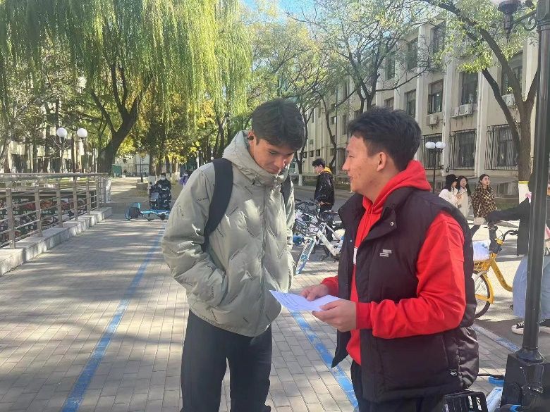 男人站在路边描述已自动生成