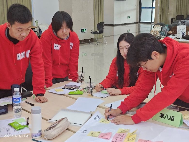 一群人正在用餐聊天中度可信度描述已自动生成